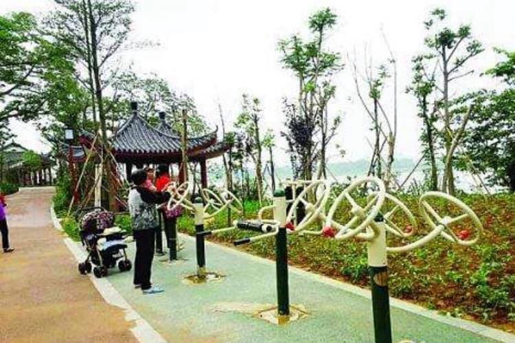 中国の公園に備え付けの健康遊具(器具?)について